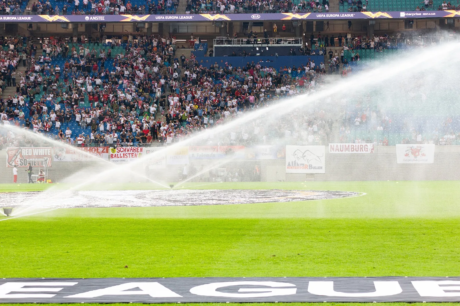 سندرلاند وبورنموث يواجهان ميلان في دوري أوروبا: عودة تاريخية للقطط السوداء